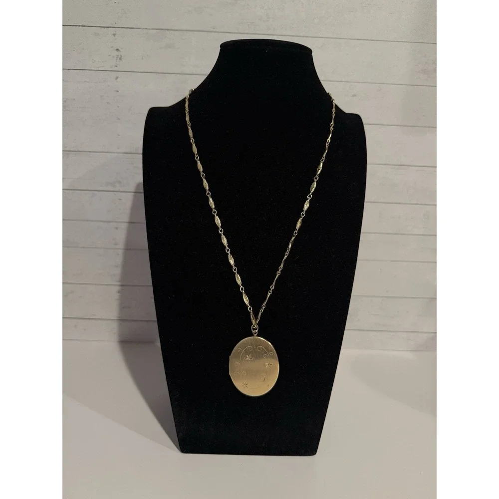 Vintage Gold Tone Oval Locket Necklace Floral Etched Photo Pendant 14